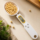 Colher balança digital com visor LCD para medir ingredientes com precisão.