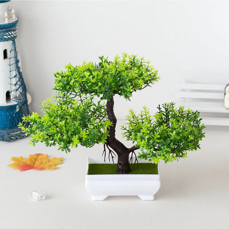 Mini bonsai artificial em vaso decorativo sobre uma mesa, com folhas verdes de aparência realista, ideal para decorar salas, quartos, escritórios, estantes e aparadores sem necessidade de manutenção.