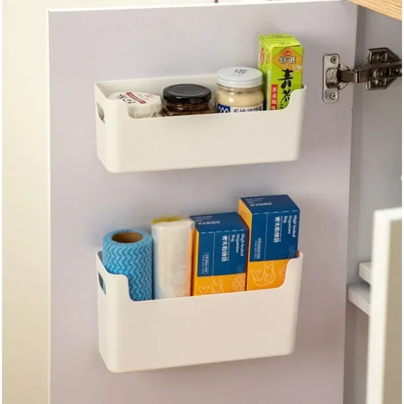 Organizador suspenso multiuso instalado na porta de um armário, ideal para organizar temperos, produtos de limpeza, cosméticos e acessórios, aproveitando melhor o espaço da cozinha, banheiro ou lavanderia.