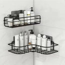 Prateleira suspensa em metal instalada na parede organizando produtos de higiene, cosméticos e utensílios domésticos, com design vazado, resistente à umidade e instalação sem furos.