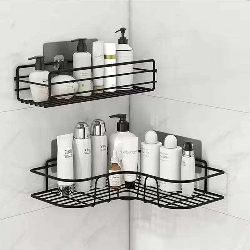 Prateleira suspensa em metal instalada na parede organizando produtos de higiene, cosméticos e utensílios domésticos, com design vazado, resistente à umidade e instalação sem furos.