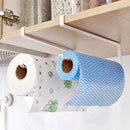 Suporte organizador suspenso para papel toalha e filme plástico instalado sob armário de cozinha moderna.